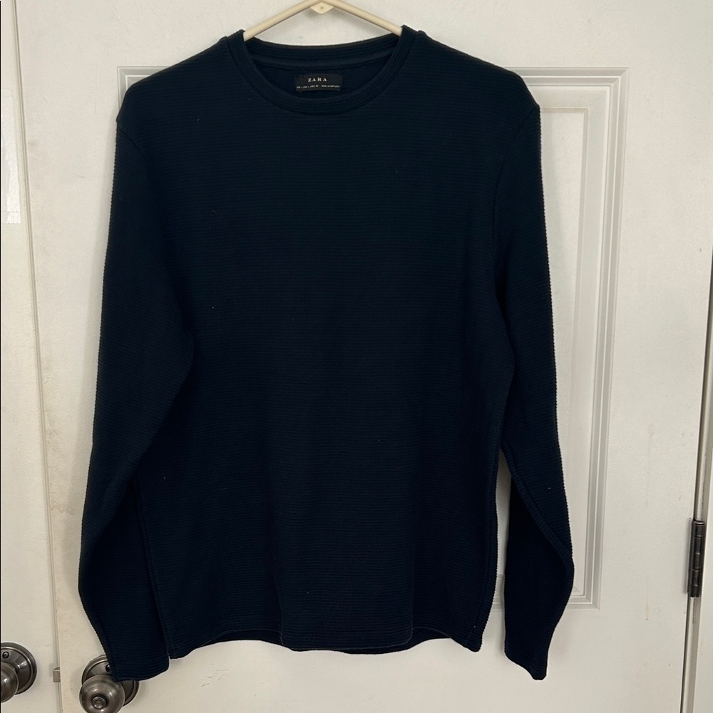 Zara’s Men’s Textured crewneck shirt size large navy blue